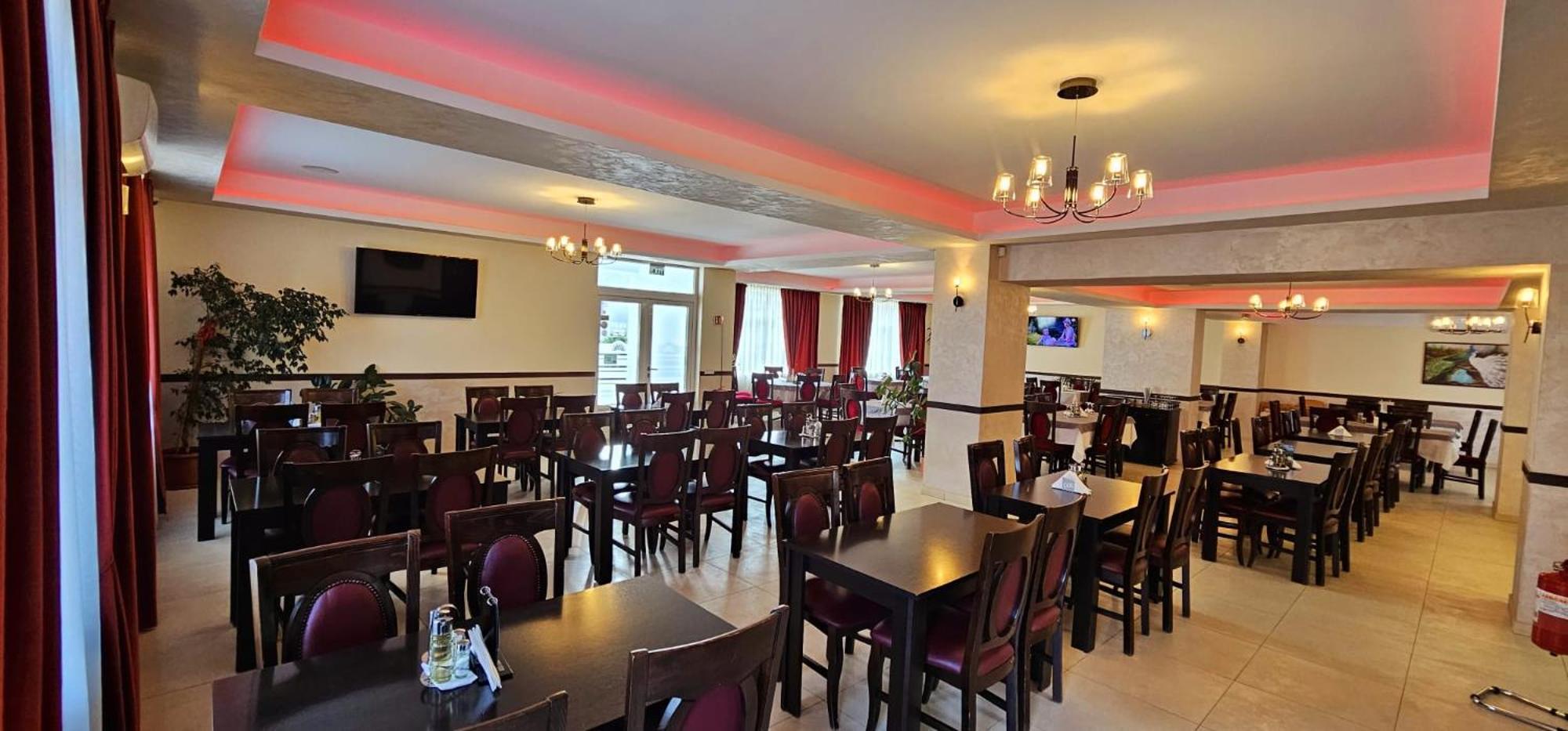 Pensiune Restaurant Pizzerie 2 Pauni Borşa Esterno foto