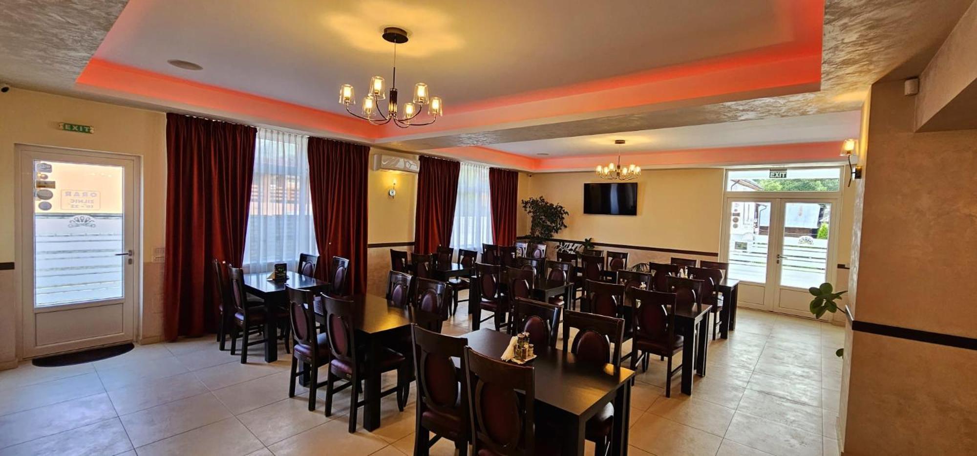 Pensiune Restaurant Pizzerie 2 Pauni Borşa Esterno foto