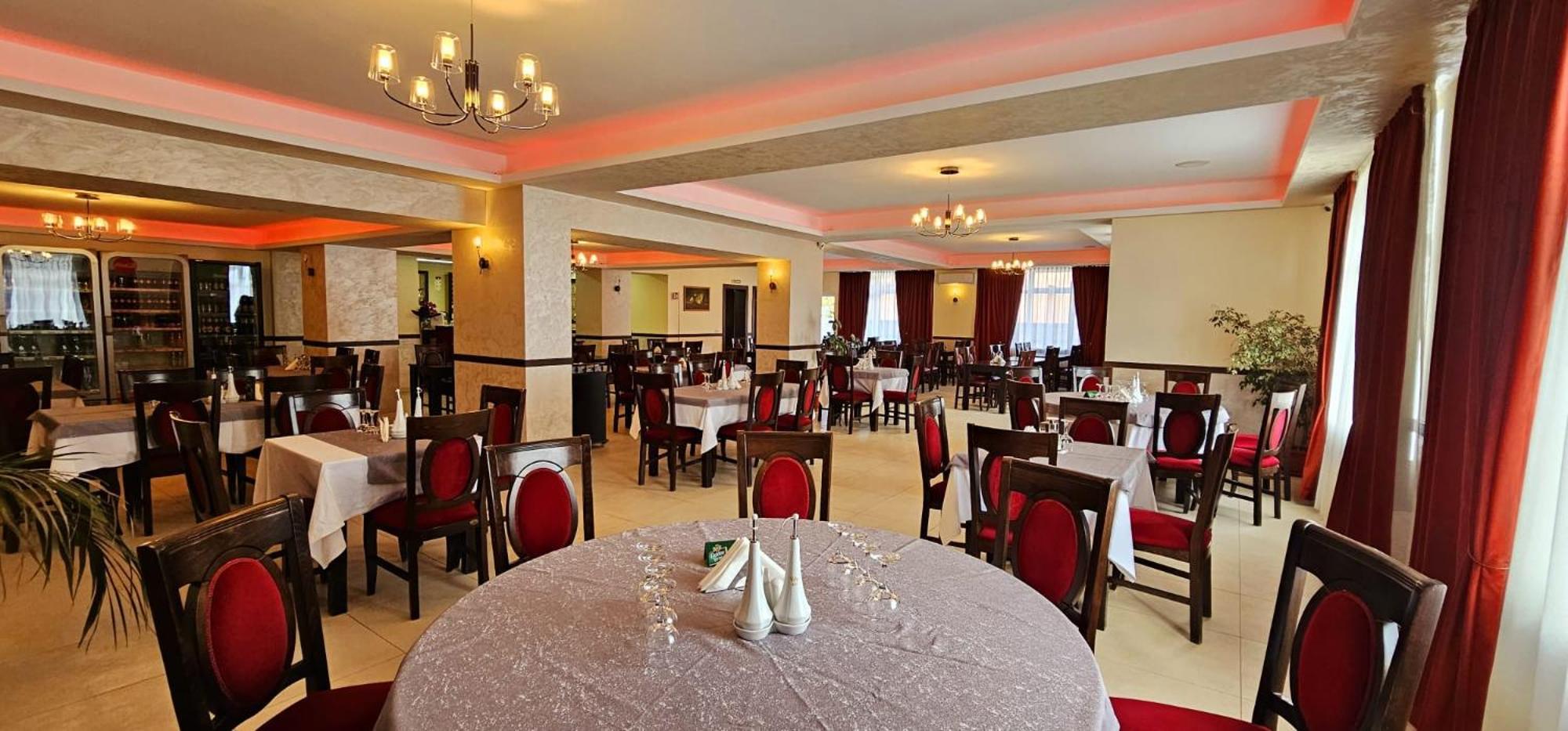 Pensiune Restaurant Pizzerie 2 Pauni Borşa Esterno foto